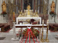 Oltár na sviatok Zoslania Ducha Svätého